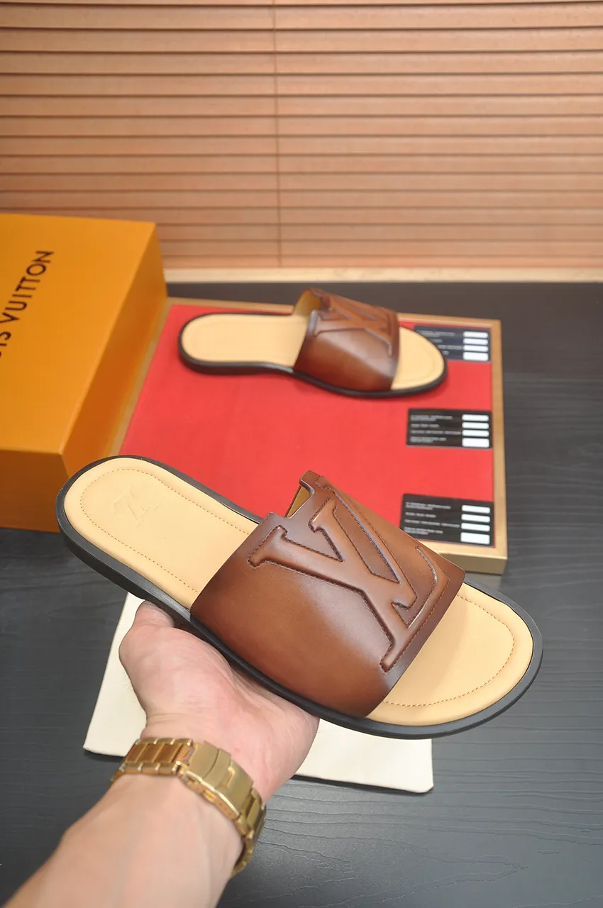 Men's shoes 💰360💶 [Louis Vuitton LV slippers] (high-end cowhide) counter 1:1 fashion style, a must-have for summer! The designer used LV’s iconic outsole. The original simple slippers instantly become fashionable! The upper is made of flexible special cowhide leather straps alternately, and the workmanship is exquisite! A must-have for stylish men in summer, size 38-46 (45 46 customized)